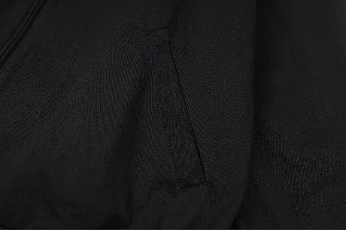 🅿️350 Ralph Lauren's new 24ss classic embroidered logo lapel executive zipper jacket for both men and women. 1️⃣Selected from high-quality original developed pure cotton fabric, with customized plaid lining inside, the overall wearing effect is very soft and comfortable. 2️⃣The workmanship details are perfectly controlled, with exquisite small logo embroidery on the chest, and the unique design style of splicing technology is used in the dropped shoulder position to highlight your personality! The version is simple but not simple! 3️⃣ Complete with tag accessories, unisex design, and a very versatile jacket for men and women!  Color: black, navy blue, khaki Size: S, M, L, XL